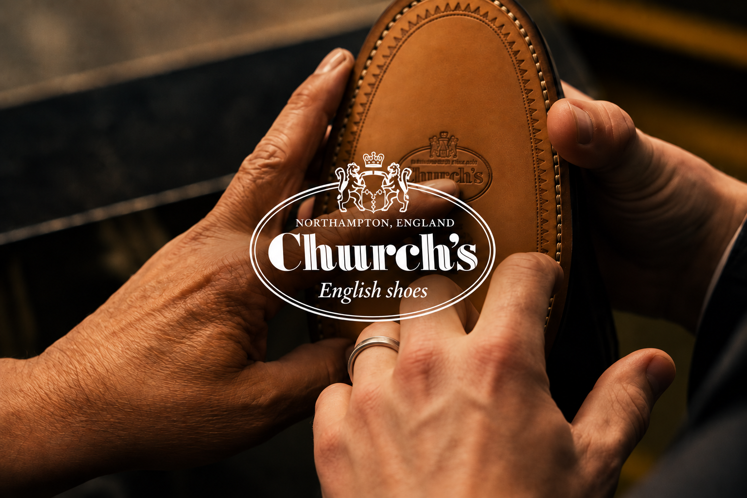 Logo Church's bianco su una scarpa artigianale lavorata a mano