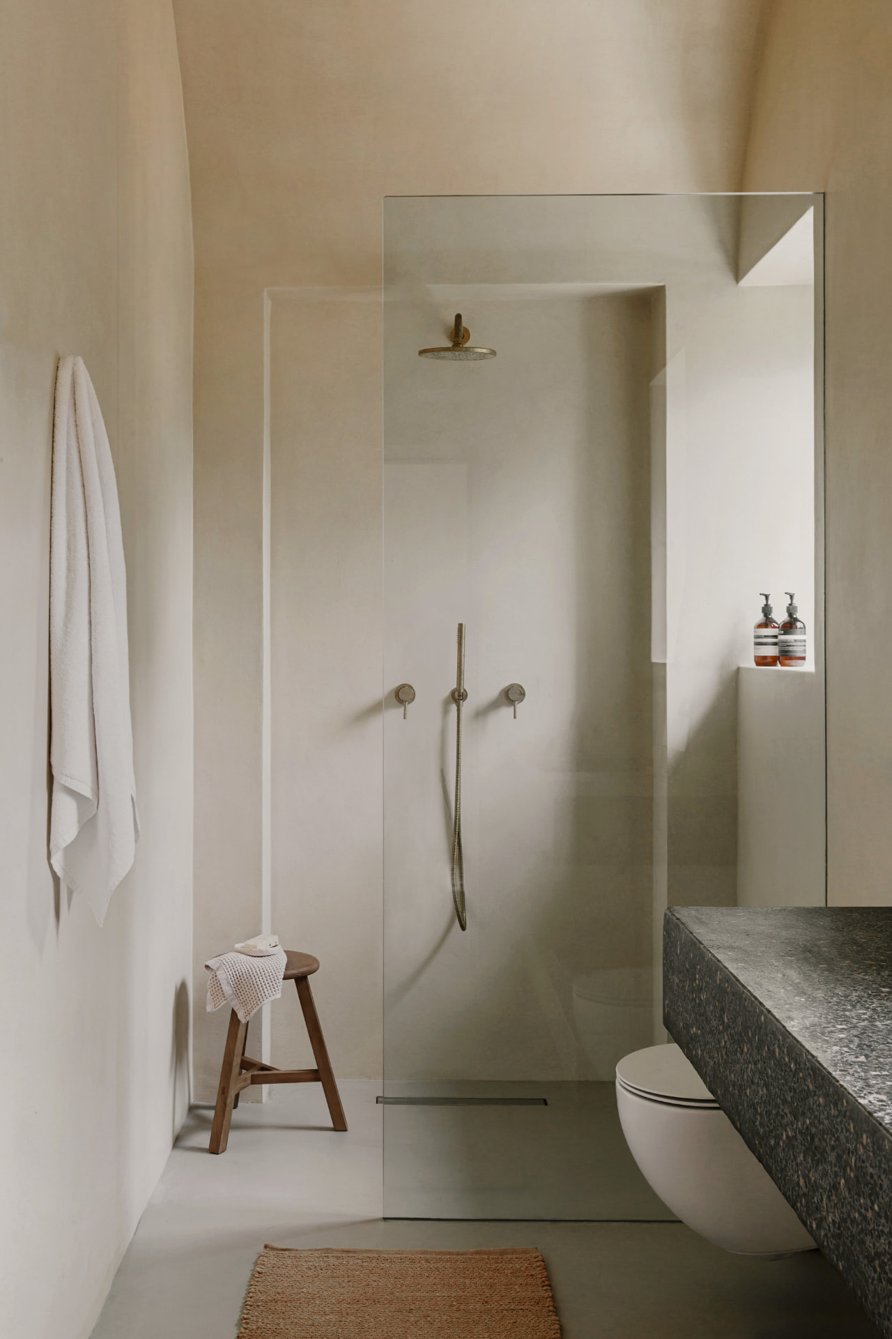Bagno di Casa Roverella con doccia in vetro e lavabo in pietra