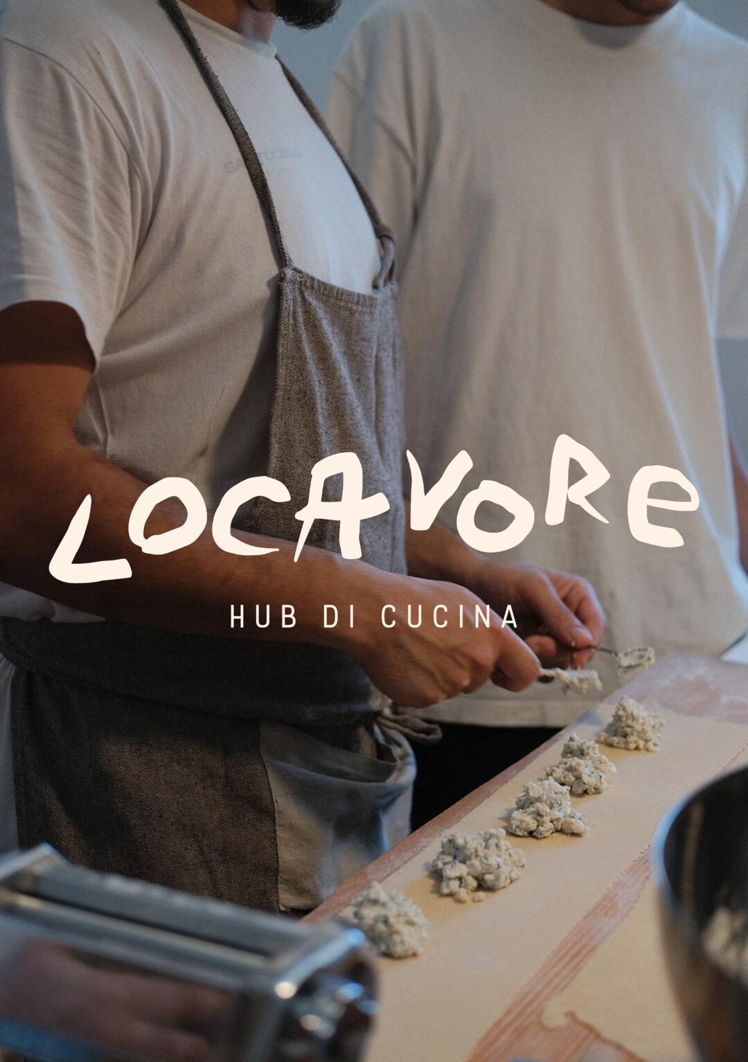 Locavore Hub di Cucina: due persone con il grembiule preparano la pasta fresca