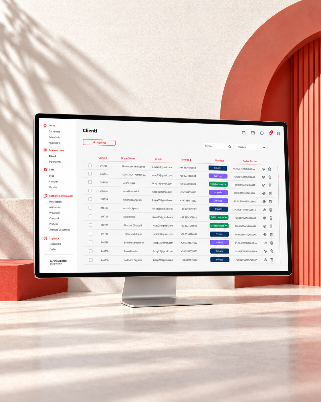 Monitor su set avorio e corallo con il gestionale B2B aperto sulla vista Clienti